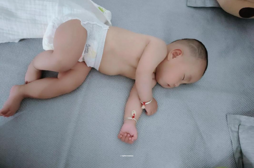 福建两个月宝宝肚子胀气